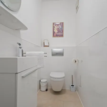 8 Min Per U-bahn Zum Marienplatz - 120 Qm Schwabing - 3 Sz - 2 Baeder - 9 Personen Apartment