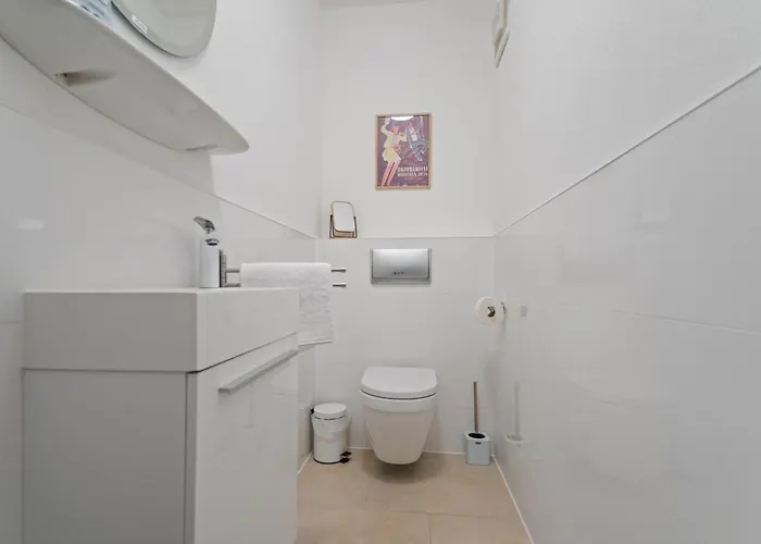 8 Min Per U-bahn Zum Marienplatz - 120 Qm Schwabing - 3 Sz - 2 Baeder - 9 Personen Appartement