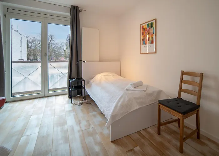 8 Min Per U-bahn Zum Marienplatz - 120 Qm Schwabing - 3 Sz - 2 Baeder - 9 Personen Appartement