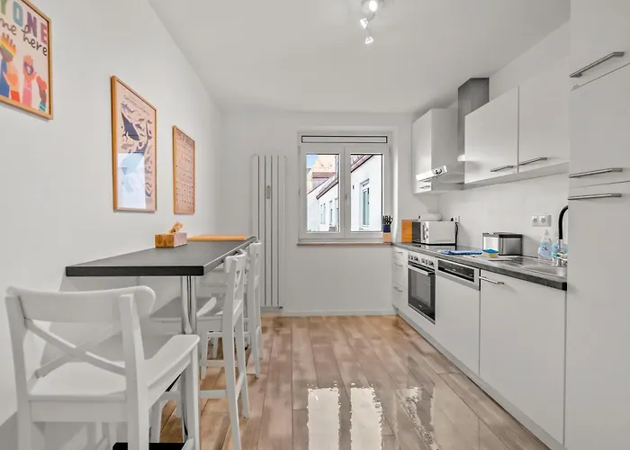 8 Min Per U-bahn Zum Marienplatz - 120 Qm Schwabing - 3 Sz - 2 Baeder - 9 Personen Appartement *