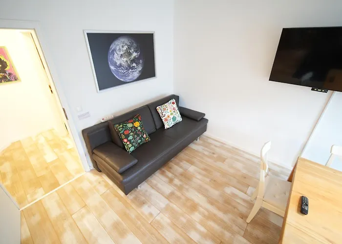 8 Min Per U-bahn Zum Marienplatz - 120 Qm Schwabing - 3 Sz - 2 Baeder - 9 Personen Appartement